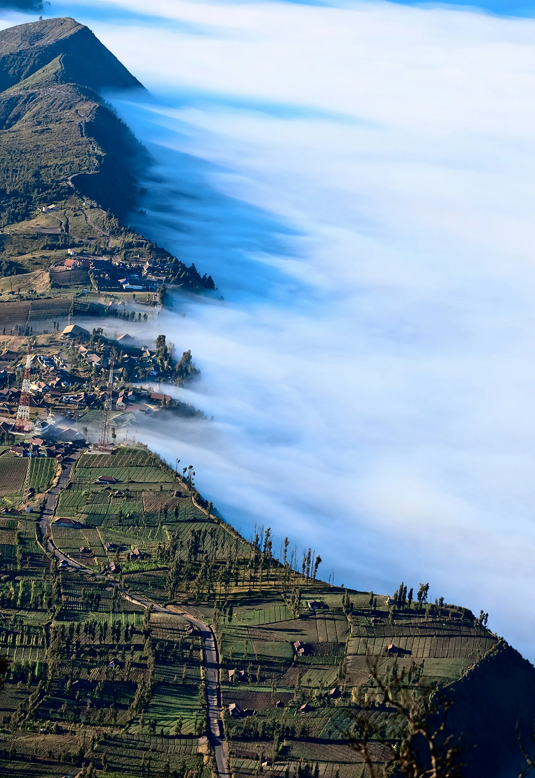 Pemandangan udara Desa Cemoro Lawang di tepi Kawah Tengger, Gunung Bromo, Jawa Timur